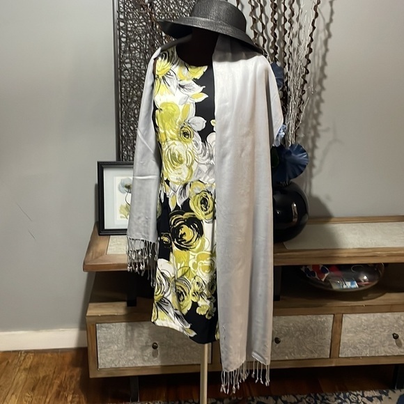 SPRING Dress - Picture 7 of 7